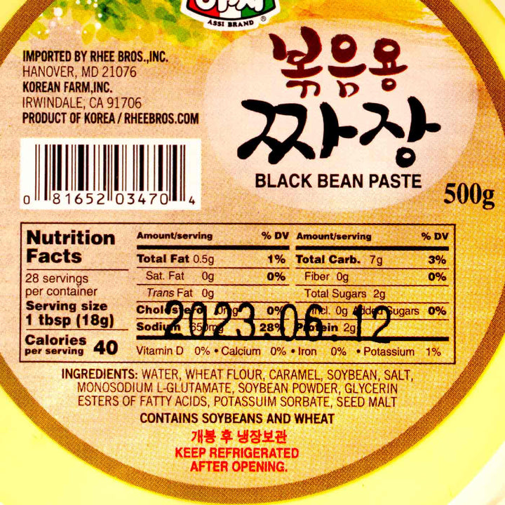 A label on a jar of Assi Jjajang Black Bean Sauce.