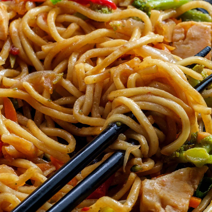 A close up of a bowl of Takamori Yakisoba with Barbecue Seasoning (3 Servings) from the brand Takamori.