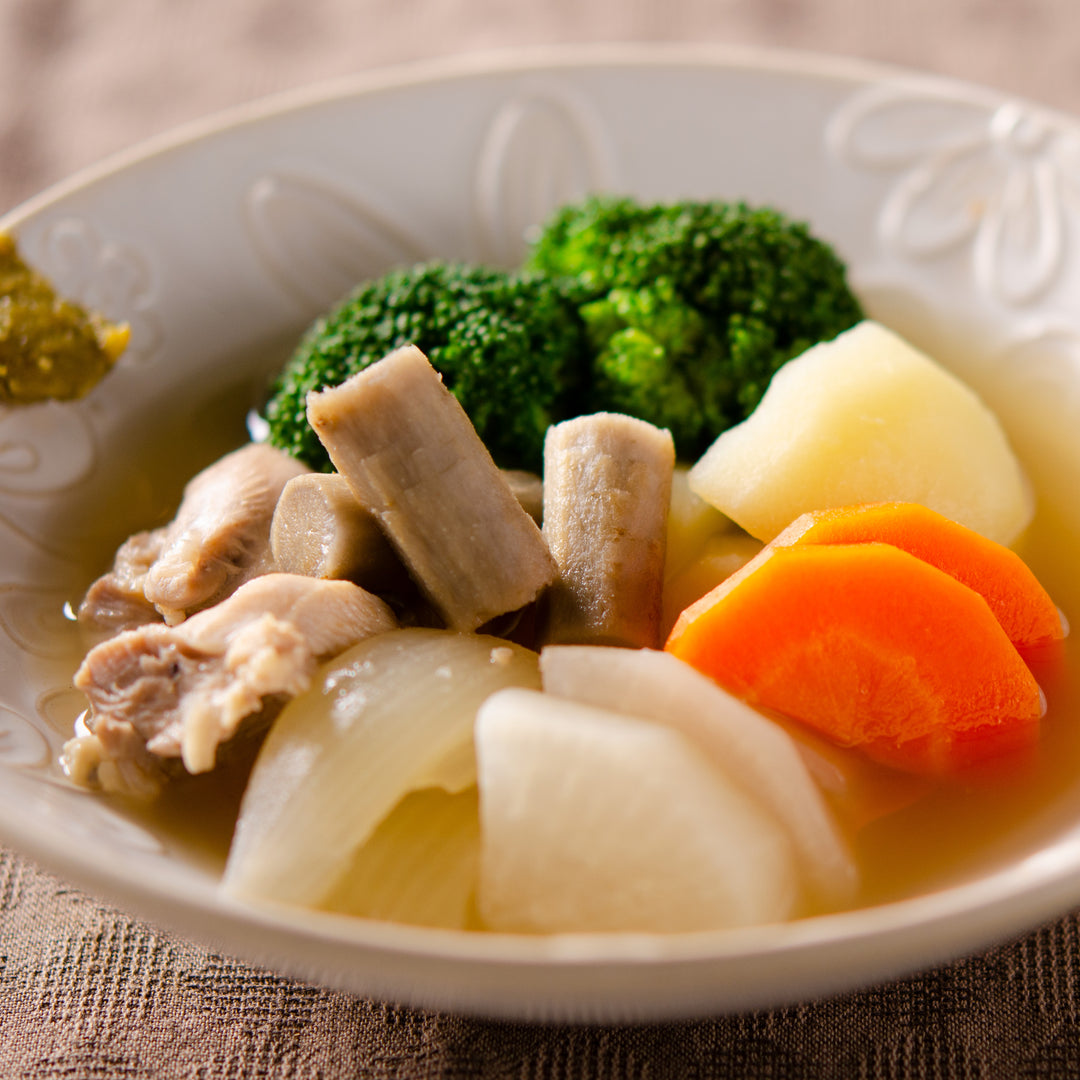 A bowl of Kuze Fuku Vegetable Umami Dashi (7 servings) soup with vegetables and meat in it.